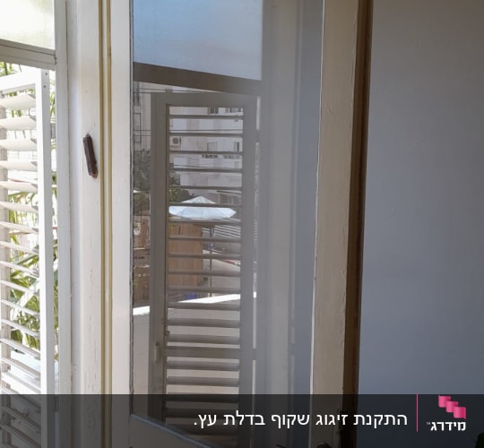 דלת עץ עם חלון זכוכית שקוף